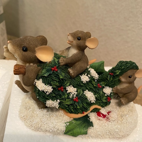 Charming Tails Bringing Home the Tree - Picture 3 of 7